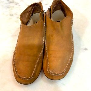 Olukai womens Wali size 8.5 tan in color